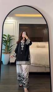 Conjunto listo para usar de top de seda crepé natural de diseñador con bordado, completamente cosido, con salwar farshi y dupatta con estampado digital. - Product Image 2