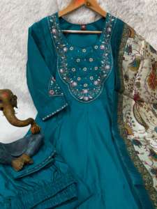 Ensemble Kurti et pantalon en soie de luxe pour femmes avec un élégant dupatta en soie - Product Image 3