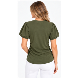 T-shirt décontracté pour femme en jersey côtelé doux, coton peigné et lyocell, avec manches bouffantes et fronces latérales, couleur olive. Fournisseur en gros, OEM, personnalisable. - Product Image 3