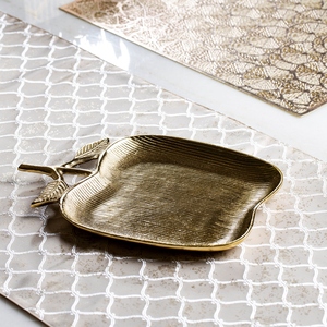 Magnifique plateau de service en métal doré en forme de pomme, avec surface linéaire texturée et pied élégant orné de détails de feuilles. - Product Image 4