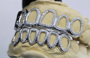 Grillz personnalisés modernes avec pierres en moissanite en argent sterling 925, accessoire dentaire de luxe pour hommes et femmes - Product Image 3