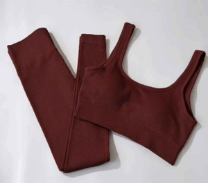 Ensembles de yoga pour femmes en tissu extensible respirant avec logo frontal, dernier design - Product Image 3
