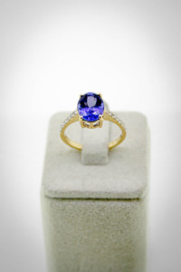 Anillo Ovalado de Tanzanita Azul Violeta Natural en Oro Amarillo Sólido de 18K – Anillo Solitario Elevado de Cuatro Puntas con Pavé de Diamantes - Product Image 1