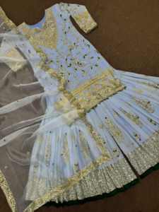 Ensemble Sharara élégant en Faux Georgette lourdement brodé avec Dupatta en Soie Organza, Tenue de Mariage Indienne et Pakistanaise, Paillettes, Perles et Dentelle - Product Image 2