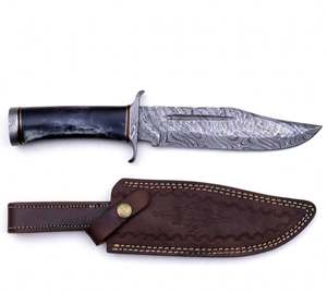 Cuchillo de exterior de acero de Damasco hecho a mano con mango de cuerno oscuro, doble ranura Fuller y funda de cuero - Product Image 4