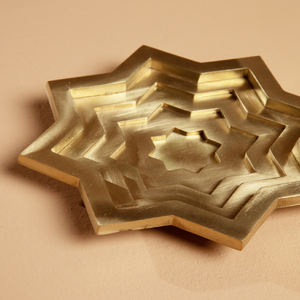 Cendrier rond en métal doré poli, gravé d'une fleur étoilée centrale, disponible à prix de gros. - Product Image 4
