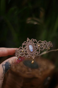 Collar de Gargantilla Hecho a Mano con Macramé Color Taupe y Piedra Lunar, Joyería Ajustable con Cuentas Doradas Estilo Boho para Mujer - Product Image 3