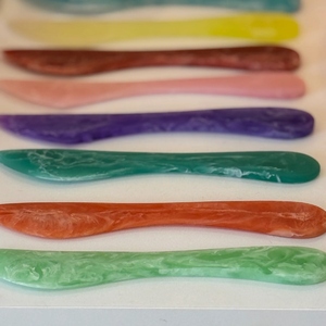 มีดปาดชีสเรซิ่นลายหินอ่อนสีส้ม ทำด้วยมือ สำหรับเนย แยม ใช้เสิร์ฟบนชาร์กูเตอรี บอร์ด อาหารเรียกน้ำย่อย และอาหารค่ำ - Product Image 5