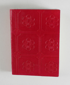 Carnet en cuir de buffle relié rigide avec design en relief, contenant 72 feuilles / 144 pages de papiers recyclés faits à la main en coton - Product Image 1