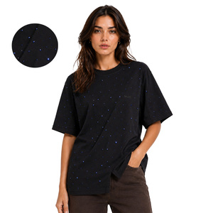 Chemisier ample noir orné pour femme, avec strass célestes sur toute la surface, épaules tombantes, en coton, logo personnalisé sur le devant - Product Image 1