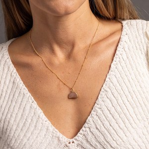 Élégant Collier Pendentif en Pierre de Lune Pêche Plaqué Or, Demi-Cercle Géométrique, Chaîne Satellite 14K, Cadeau Polyvalent pour Elle - Product Image 3