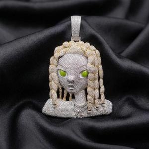 Pendentif visage d'alien plaqué or, serti de pierres, style hip-hop, avec yeux verts et tresses - Product Image 4