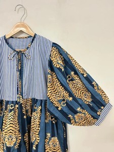 เสื้อเชิ้ตผ้าฝ้ายพิมพ์ลายบล็อกด้วยมือ แขนพอง ดีไซน์โดดเด่น - Product Image 3