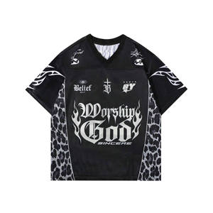 Camiseta Deportiva de Malla Texturizada con Cuello en V para Hombre, con Panel de Leopardo y Estampado Gráfico Gótico, Personalizada, OEM, al por Mayor, Estilo Fútbol Americano - Product Image 1