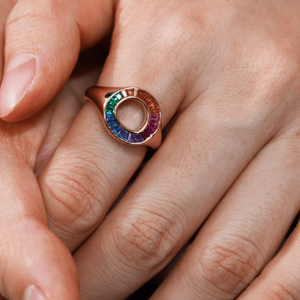 Bague en or jaune massif 14 carats avec saphir de laboratoire arc-en-ciel certifié IGI, taille baguette, sertie en canal, motif cercle sphérique, vente en gros - Product Image 1