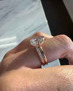 Bague solitaire en or rose 14 carats avec diamant moissanite allongé et coussiné, avec alliance éternité de luxe, ensemble de bagues de mariage personnalisable - Product Image 2