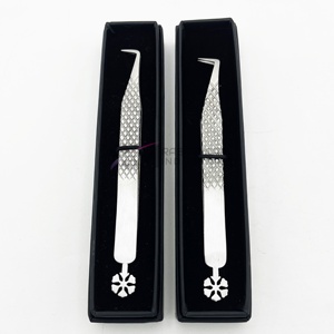 Pinzas para Extensión de Pestañas RMI Super Ranking Product Flower Bottom Designs, Acero Inoxidable, Agarre de Diamante, Punta Mate a 90 Grados - Product Image 3