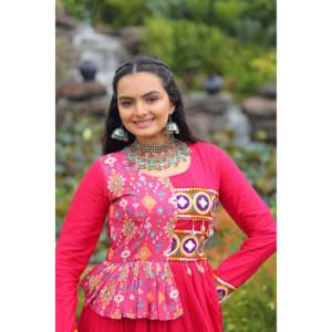 Robe de soirée à plusieurs niveaux brodée Kutchi Gamthi, spéciale Navratri - Product Image 3