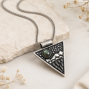 Pendentif Obsidienne et Labradorite avec serti clos, fait main en laiton et argent oxydé, unisexe, style gothique tribal géométrique, bijou statement - Product Image 3
