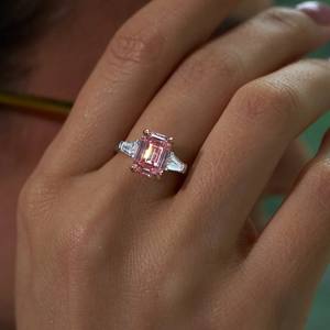 Bague de fiançailles et de mariage de luxe en or 14 carats avec diamant rose taille émeraude de 2 carats et diamants latéraux baguette effilés de 0,60 carat - Product Image 4