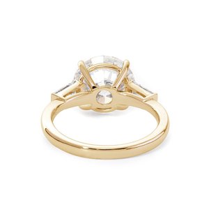 Bague de fiançailles en or jaune 18 carats avec diamant de laboratoire taille ancienne européenne de 4 carats et pierres latérales baguette coniques – Vente en gros - Product Image 3
