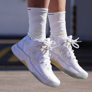 Chaussettes de sport tricotées sur mesure pour hommes, haute qualité, longueur genou, avec logo et couleurs personnalisables sur le corps de la chaussette - Product Image 6