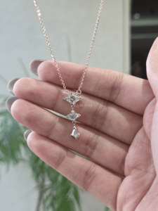 Diamante Cultivado en Laboratorio con Corte Asscher, Certificado IGI, VS1, 1.75ct, Oro, Diseño Geométrico de Lujo con Tres Piedras en Forma de Gota, Joyería de Alta Gama para Mujer - Product Image 4