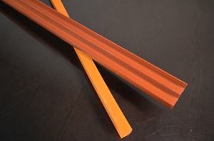 รางเลื่อนพลาสติก PVC รูปตัว E สำหรับเฟอร์นิเจอร์  รางนำทางแบบเลื่อนสำหรับตู้เสื้อผ้า บานตู้ และระบบแผง - Product Image 3