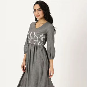 ชุดราตรียาว 2026 แฟชั่นฤดูใบไม้ผลิ ดีไซเนอร์ ชุดเดรสผู้หญิง คอวี ปักลายหรูหรา แขนบาน สีดำ ชุดเดรสยาวแม็กซี่ที่ดีที่สุด - Product Image 6