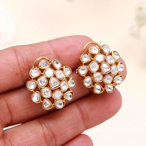 Pendientes Tradicionales con Flores y Piedras Kundan, Chapados en Oro de 22K, Joyería Nupcial India para Bodas - Product Image 3