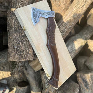 Hache viking rustique industrielle, design gravé nordique, manche en bois recouvert de cuir, poignée en bois traditionnelle, lame en acier au carbone - Product Image 1