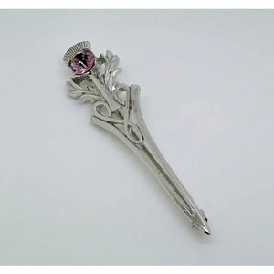 Broche de metal plateado con diseño de cardo escocés vintage y imitación de amatista, hecho con metal de alta calidad para kilt de tartán. - Product Image 2