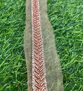 Dentelle dorée élégante avec finition scintillante, idéale pour les tenues de mariage et de soirée. - Product Image 1