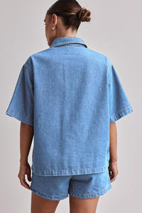 Ensemble 2 pièces en jean délavé vintage de haute qualité pour femme : chemisier élégant à boutons et short décontracté à col rabattu et manches courtes - Product Image 5