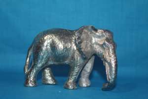 Ornement de table en aluminium fait main en forme d'éléphant Art Déco pour la maison et le bureau à prix avantageux - Product Image 3