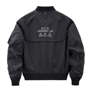 เสื้อแจ็คเก็ตบอมเบอร์ผ้าฝ้ายสั่งทำพิเศษสำหรับผู้ชาย – วัสดุที่ระบายอากาศได้ดีและเป็นมิตรต่อสิ่งแวดล้อม – แจ็คเก็ตสไตล์บอมเบอร์แบบปรับแต่งได้ - Product Image 2