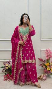 Robe Anarkali rose brodée avec dupatta doré, longueur ras du sol, tenue traditionnelle indienne et pakistanaise pour femme, coupe ample, idéale pour les mariages - Product Image 3