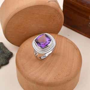 Bague Améthyste Rose de France en Argent Sterling avec Élégante Pierre Précieuse Violette - Product Image 1