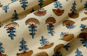 Tela de algodón estampada a mano con motivos florales Buti, material de algodón suave hecho a mano en India para confección de vestidos. - Product Image 3