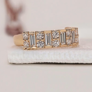 Anillo de Boda de Plata de Ley 925 Chapado en Oro Rosa con Diamantes Moissanite Certificados por IGI, Corte Baguette, Media Eternidad para Mujer - Product Image 3