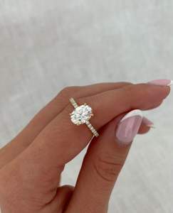 Bague de fiançailles en diamant de laboratoire taille ovale, bague solitaire pavée, bague de mariée minimaliste en or 14 carats - Product Image 1