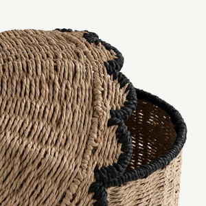 Cesto de mimbre festoneado monocromático minimalista, hecho a mano, con tapa y elegante ribete en contraste negro. - Product Image 3