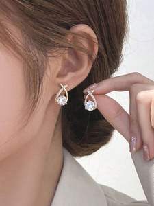 Boucles d'oreilles pendantes en or avec diamants – Solitaire rond brillant avec accent pavé – Bijoux raffinés élégants pour femme, à porter au quotidien - Product Image 1