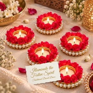 Lanterne Diya Classique Rouge Indienne en Laiton avec Fleurs, Porte-Bougie Traditionnel pour Bougies Chauffe-Plat, Décoration de Table Perlée pour Mariage et Anniversaire - Product Image 1