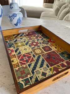 Plateau de service en bois artisanal écologique avec motifs Meena pour cuisine et table à manger, idéal pour cadeaux de Noël, vaisselle et assiettes par UO - Product Image 4