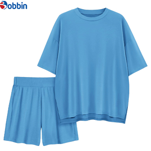 Tenues d'été : Ensemble court tendance en coton vierge avec logo personnalisé, t-shirt et short assortis - Product Image 2