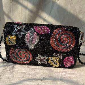 Fabricante de Bolsos de Hombro Negros con Cuentas, Novedosos Bolsos de Mano con Motivo de Concha, Venta al por Mayor, OEM, Exportación, Marca Privada, Fábrica de Suministro de Bolsos al por Mayor - Product Image 1
