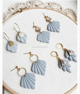 ต่างหูระย้าเรซินหลากสีพร้อมเพชรที่เหมาะกับทุกเพศดีไซน์รูปปีกไขว้ทางศาสนาของคริสเตียนสำหรับเป็นของขวัญแต่งงานงานหมั้น - Product Image 1