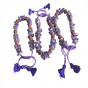 Pulsera Hecha a Mano con Cuentas de Rudraksha y Virutas de Amatista Natural en Hilo de Algodón para Yoga, Meditación y Sanación de Chakras con Reiki - Product Image 1