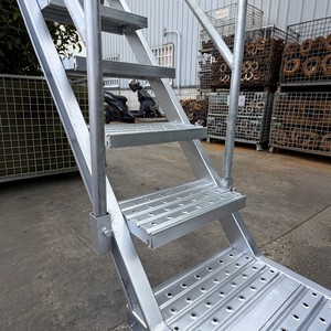 บันไดพร้อมราวจับแบบติดตั้งบนพื้น ดีไซน์อุตสาหกรรม - Product Image 2
